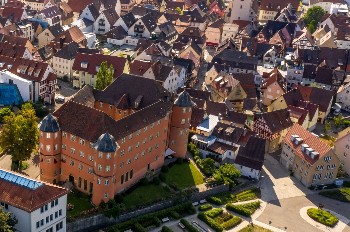 Luftbild mit Blick auf das Schlossareal und einen Teil der Künzelsauer Innenstadt
