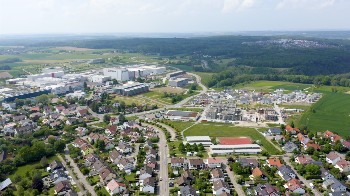 Luftbild von einem Teil Gaisbachs, auch das Areal der Grundschule und Mehrzweckhalle sind zu sehen