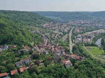 Luftbild mit Blick auf Nagelsberg, im Hintergrund sindKünzelsau und das Kochertal zu sehen. Das Foto wurde im Sommer gemacht. Die Vegettion ist grün.