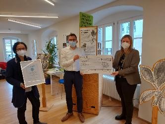 Bürgermeister Stefan Neumann mit zwei Lehrerinnen und dem 5.000 € Scheck