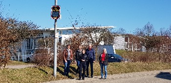 Geschwindigkeitsmessgerät und fünf Personen in der Straße Kur in Gaisbach