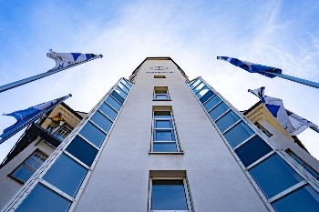 Blick am Rathausturm Künzelsau empor in einen blauen Himmel