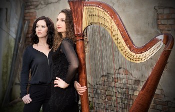 Zwei Frauen mit einer Harfe. 