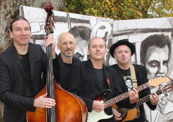 Vier Musiker mit Contrabass und Gitarren