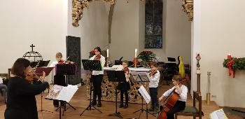 fünf junge Steicherinnen und Streicher stehend, davor die Lehrerin mit Geige