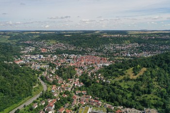Luftbild von Künzelsau mit Nagelsberg und auf der Höhe Garnberg