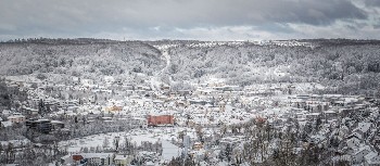 Blick vom Hang auf die verschneite Künzelsauer Innenstadt, auf dem Hang gegenüber ist Taläcker zu sehen und die Bergbahntrasse