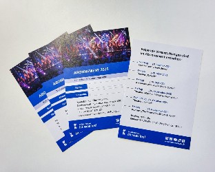 Aufgefächerte Abokarten 2025 auf weißen Hintergrund