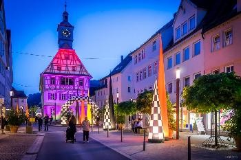 Bunt illuminierte Künzelsauer Hauptstraße beim Mitternachtsshopping