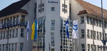 Flaggen Ukraine, Frieden und Stadt am Rathaus Künzelsau gehisst.