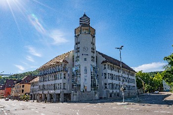 Rathaus Außenansicht, Turm in der Mitte
