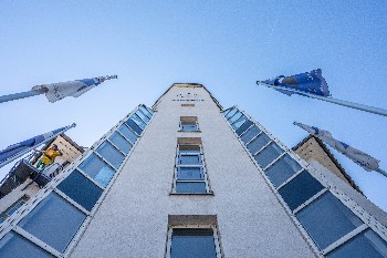 Turm des neuen Rathauses mit Fahnenmasten