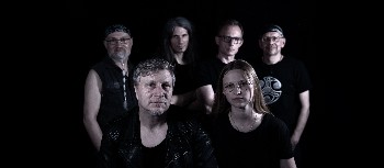 sechs Bandmitglieder vor schwarzem Hintergrund