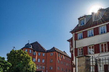 Schloss Bartenau, davor das Hotel-Restaurant Anne-Sophie