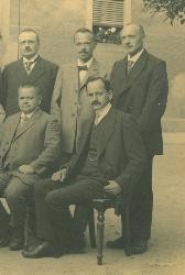 historisches Schwarz-Weiß-Foto von fünf Herren in Anzügen
