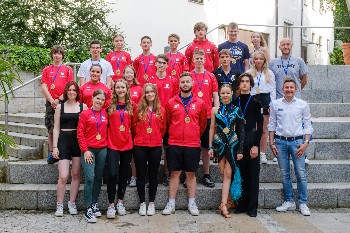 Gruppenfoto mit Sportlerinnen und Sportler und Bürgermeister Neumann auf der Treppe im Rathausinnenhof