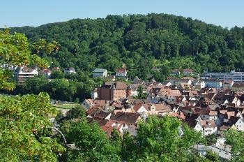 Stadtansicht der Stadt Künzelsau mit vielen grünen Bäumen und den Stadtdächern