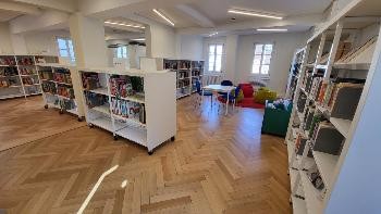 Bücherregale in der Stadtbücherei Künzelsau.