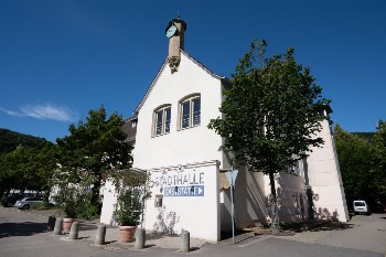 Außenansicht der Stadthalle, heller Giebel mit Uhrenturm