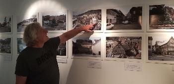 Stadtarchivar zeigt die Bilder im Stadtmuseum