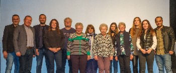 Gruppenfoto mit 12 Menschen, die in Reihe nebeneinander stehen