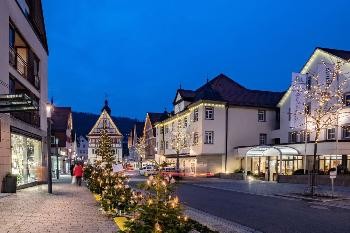 Weihnachtlich beleuchtete Hauptstraße in Künzelsau.