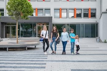Schüler stehen auf dem Schulhof der Georg-Wagner-Schule Künzelsau.