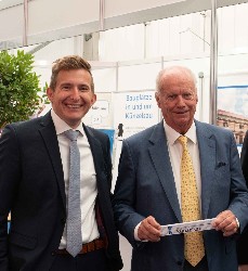 zwei Herren in Anzug und Krawatte stehen nebeneinander