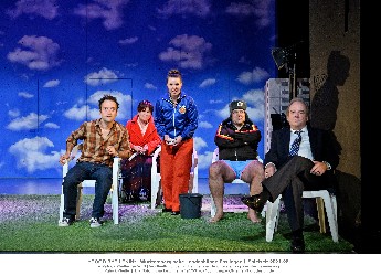 Bühnenbild mit fünf Personen, blauer Himmel mit weißen Wolken im Hintergrund