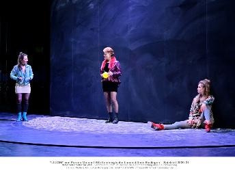 Szenenbild mit drei Frauen aus dem Theaterstück "Liliom"
