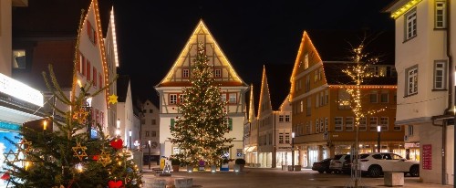 Künzelsauer Hauptstraße bei Nacht, weihnachtlich dekoriert