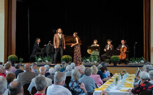 Musiker auf der Bühne der Stadthalle Künzelsauer unterhalten die Besucher der Veranstaltung "Musik am Nachmittag".