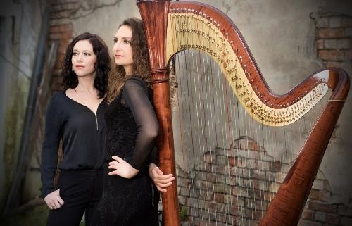 Zwei Frauen mit einer Harfe. 