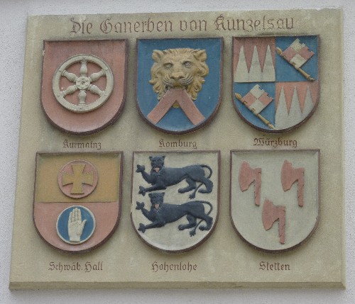 Steintafel mit sechs Wappen.