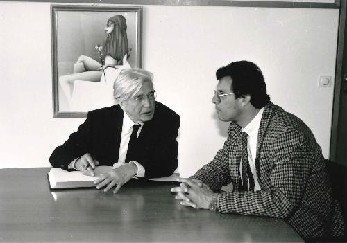 Hermann Lenz und Volker Lenz sitzen zusammen an einem Tisch.