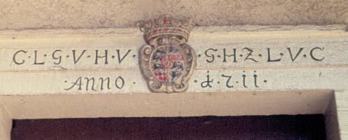 Türsturz mit Wappen und Jahreszahl.