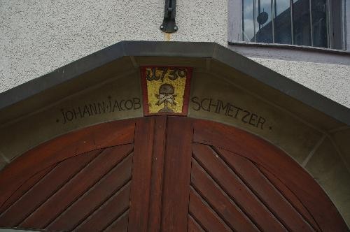 Inschrift an der Holztüre.