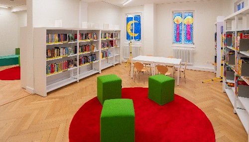 Blick auf die neuen Sitzmöglichkeiten und neuen Bücherregale der Stadtbücherei.