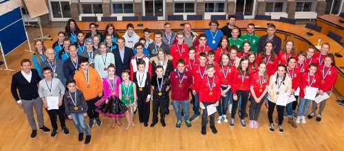 Gruppenfoto der Sportlerehrung mit allen Sportlerinnen und Sportler und Bürgermeister Stefan Neumann.