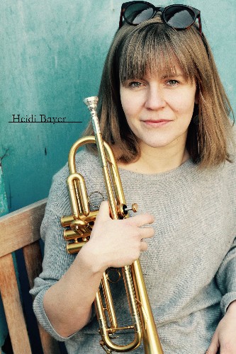 Heidi Bayer mit Trompete.