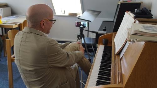 Jugendmusikschulleiter Jürgen Koch am Klavier bei einer Videoübertragung.