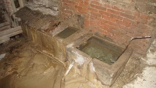Keller mit einer Quelle und Tauchbad.
