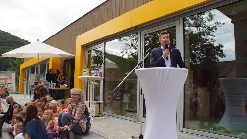 Bürgermeister Stefan Neumann hält eine Ansprache bei der Einweihung des Kindergartens Kocherstetten 