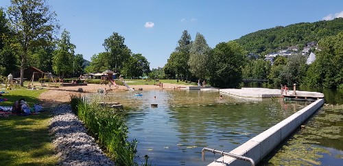Naturschwimmbecken im Kocherfreibad.