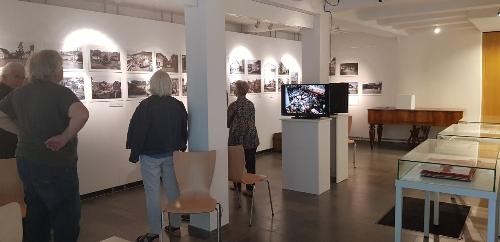 Besucher schauen sich im Stadtmuseum Bilder an.