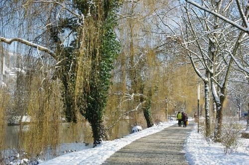 Zwei Frauen gehen im Winter spazieren.