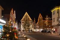 Innenstadt mit weihnachtlicher Beleuchtung _OlivierSchniepp