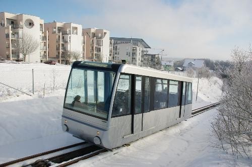 Bergbahn fährt im Schnee.