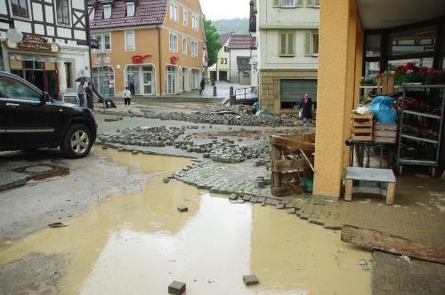 Überschwemmte Straße in Künzelsau