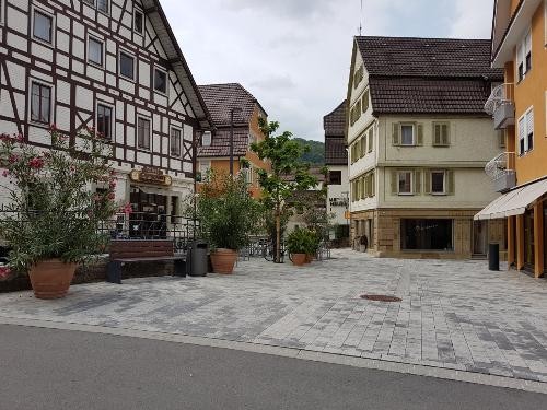 Platz "Oberer Bach" mit Häusern.